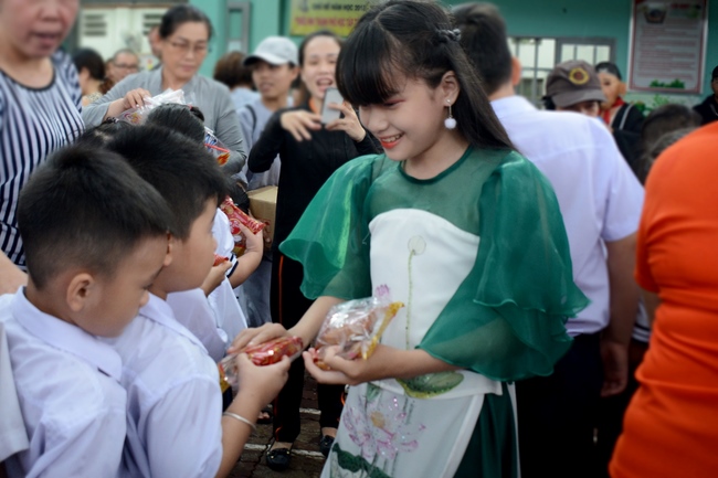 Giving gift portions to pupils on the occasion of Mid-Autumn Festival